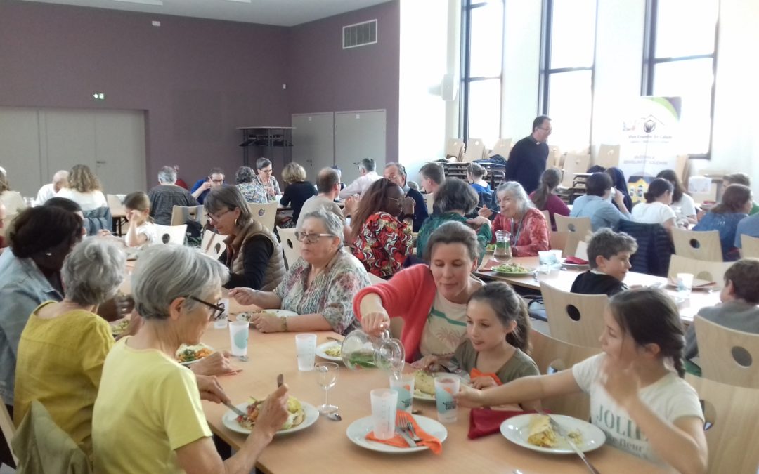 A l'occasion de la semaine nationale de la Cohabitation intergénérationnelle en France, nous avons organisé un repas intergénérationnel en partenariat avec "Les petites cantines" et la paroisse de Villefranche. Quelques volontaires pour cuisiner et une cinquantaine de personnes ont déjeuné ensemble dans la grande salle de la Maison Ste Anne ! Au menu : wraps, mousse au chocolat Du fait maison avec des produits locaux Jeunes et moins jeunes ont travaillé ensemble à la réalisation des plats dans un esprit convivial.